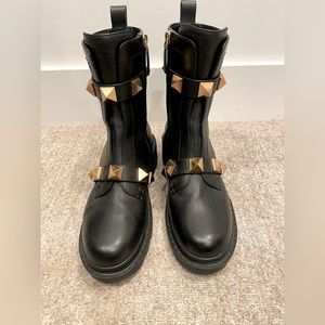 VALENTINO ROMAN STUD CALFSKIN COMBAT BOOT.  BLACK.  SIZE 38.5.  40MM.
